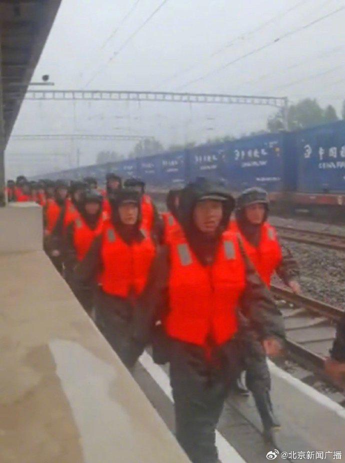 K396等列车遭遇暴雨后：旅客已转移安置，家属等待恢复通讯