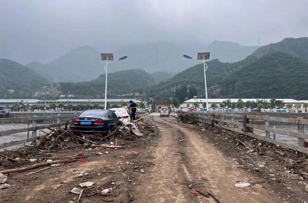 洪水过境“京西古道第一村”：被泥浆包裹的艰难和幸运 | 深度报道