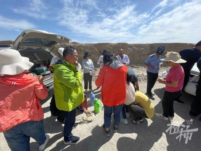 广东一家8口被困青海荒漠，其中4个老人两个孩子，专访当地警方：他们为什么进入“无人区”？怎么被救的？