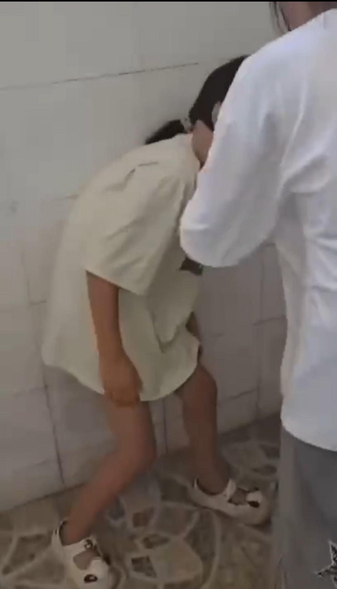 学校通报重庆初中女生遭欺凌：殴打他人者已被转入专门学校，双方达成谅解协议