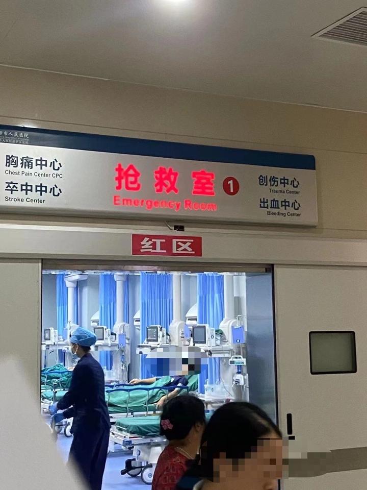 湖南一初中生疑遭体罚住进ICU，教育局：领导高度重视，已多次沟通此事 