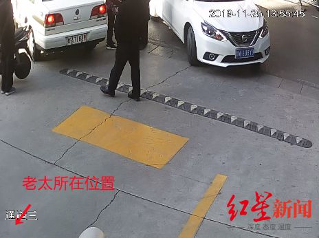 “郑州男子意外碾死躺道闸杆下老太”二审开庭 新侦查实验中，7名志愿者4人撞上模拟物