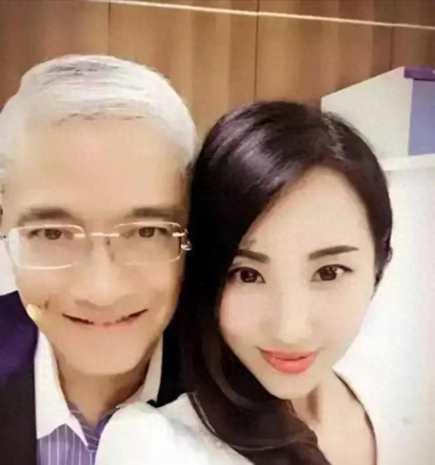 2011年，55岁的郎咸平爱上31岁空姐，2年后分手想让空姐赔他900万