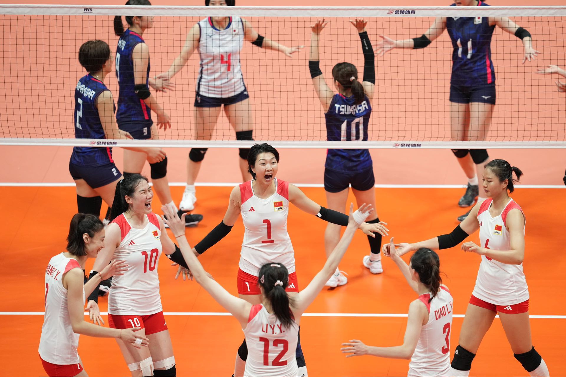 3-0胜日本队！中国女排，冠军！ 中国女排3-0日本女排