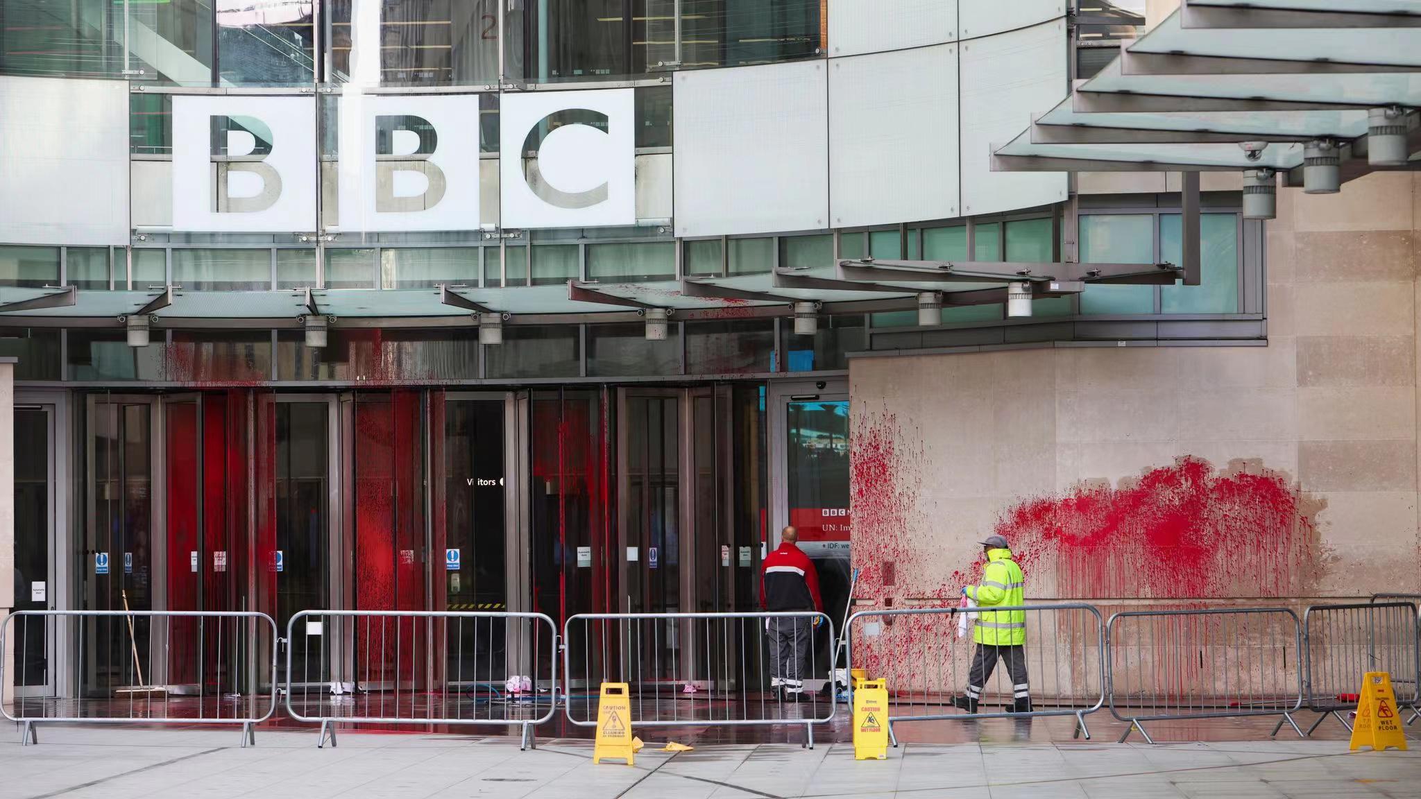 英媒：BBC总部被亲巴勒斯坦组织泼红油漆，被控“散布占领者谎言”