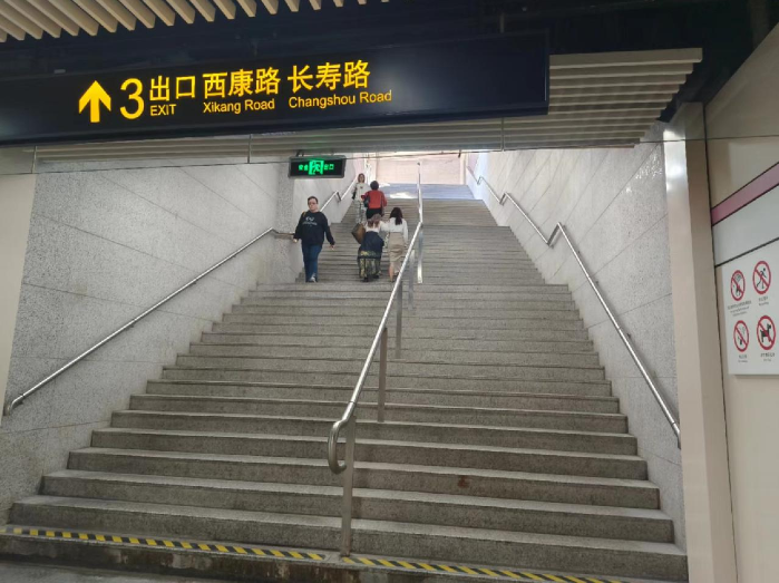 乘个地铁那么累！上海一地铁口，有4层楼梯，要爬66级台阶，网友直呼：爬不动，避雷→