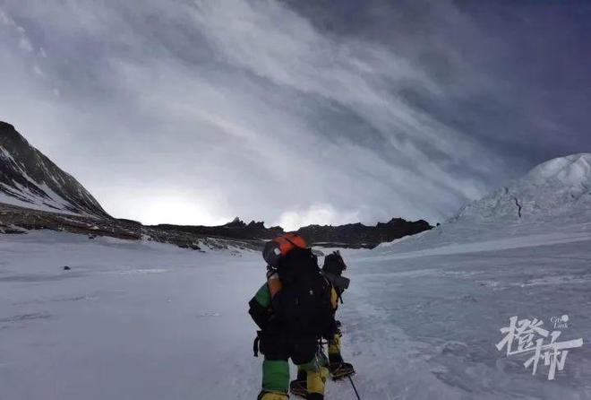 登顶珠峰后被向导抛弃，13小时一个人无氧气罐下撤…上海一登山爱好者称几近遇难