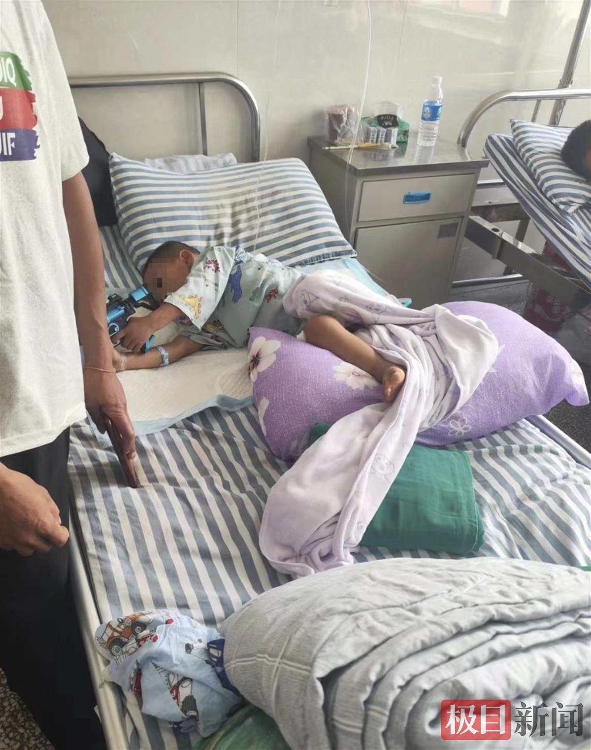 缅北四岁半男童被炮弹炸伤来中国治疗，亲历者：炮弹击穿屋顶落在客厅，一家三人受伤
