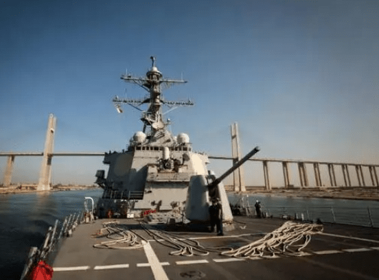 美国防部：一艘美国军舰和多艘商船在红海遭袭