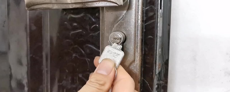 钥匙插在锁里拔不出来了怎么办 钥匙插在锁里拔不出来了怎么办呢