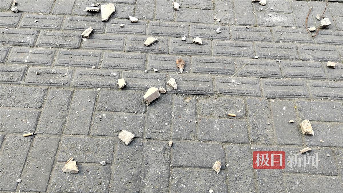 安徽芜湖一沿街楼房水泥块多次脱落，居民惊险逃过一劫，社区回应