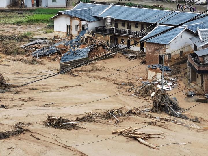 洪水中的梅州：水位逼近三楼，多地成“孤岛”