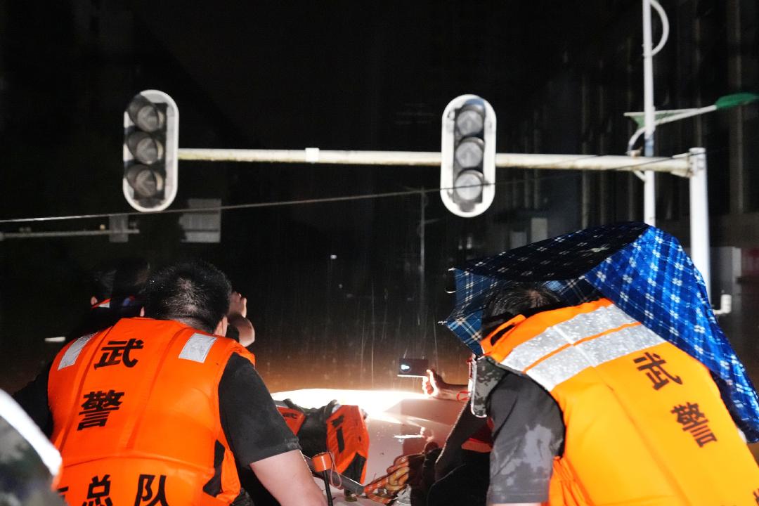 南方强降雨｜平江内涝：水位逼近红绿灯，正逐步下降